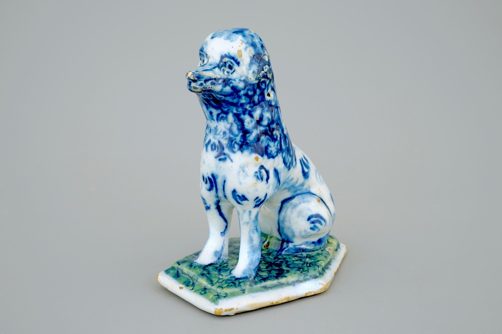 Un mod&egrave;le d'un chien assis en fa&iuml;ence de Delft bleu et blanc, 18&egrave;me